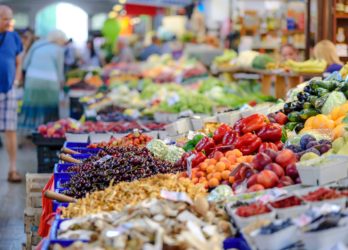 Mercado de frutas y verduras frescas