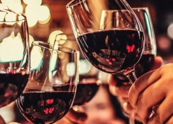 Compartir el vino tinto con los amigos