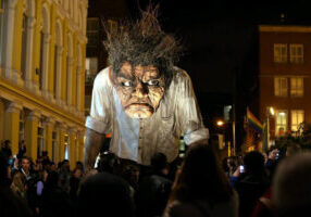 bram-stoker-giant-puppet-1